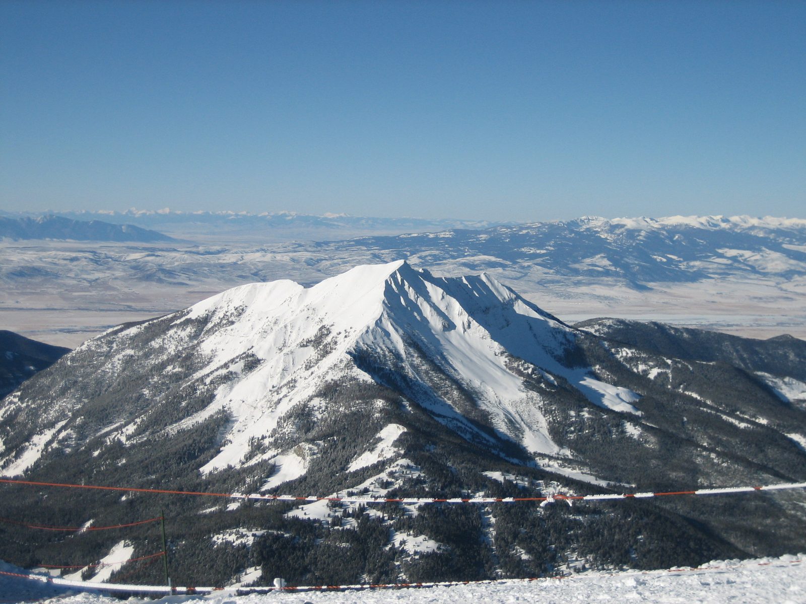 Looking towards the "do not ski over this edge" rope.