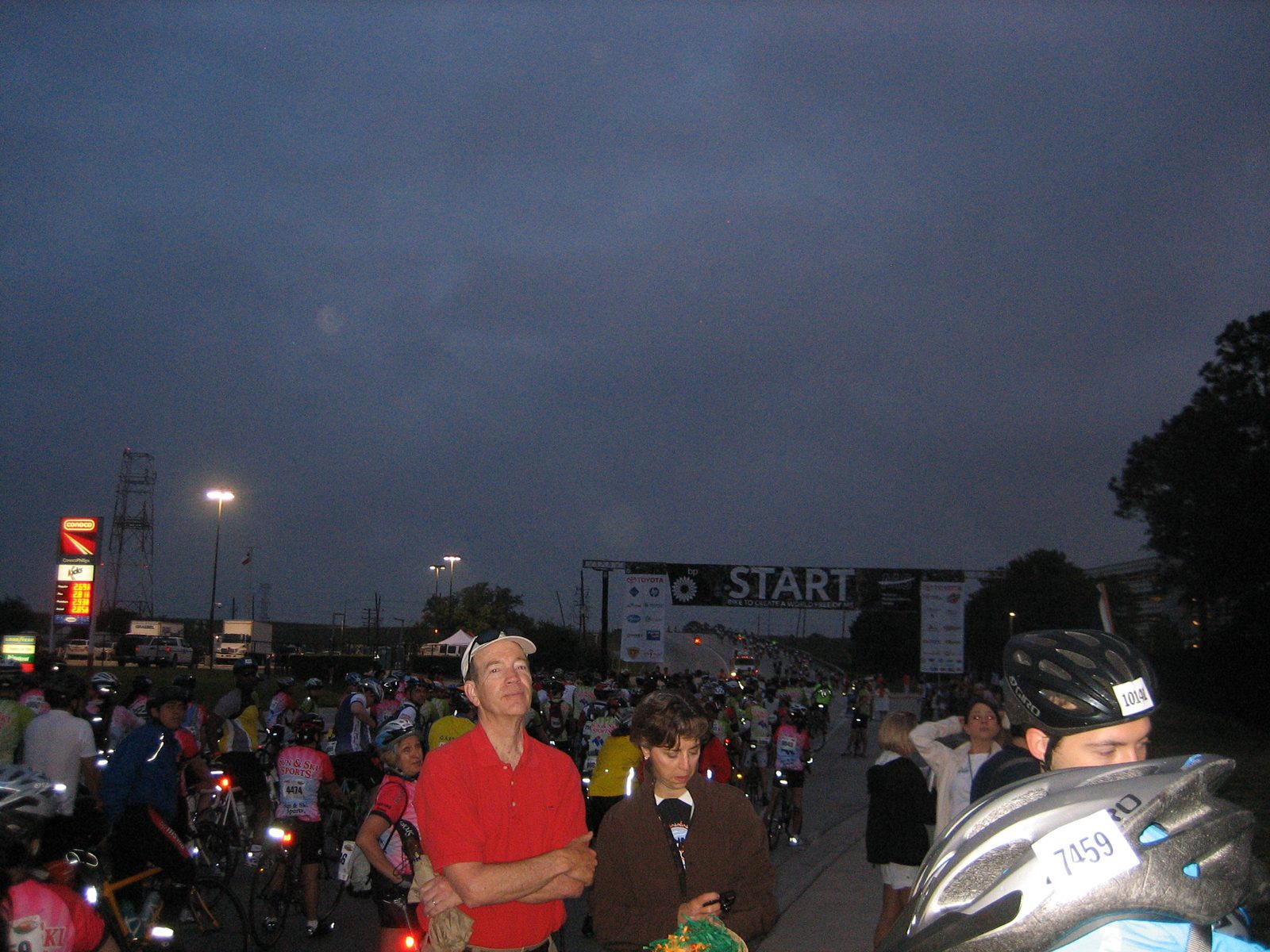 ... where there are more masses of people (and Kate's dad, in red, and mom).