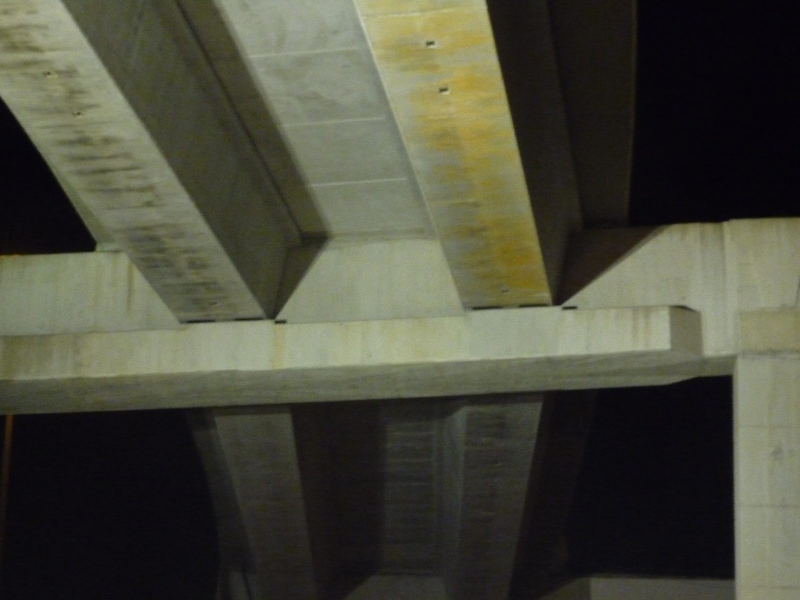 Just a shot showing what these beams are sitting on - see those two little black rectangles...
