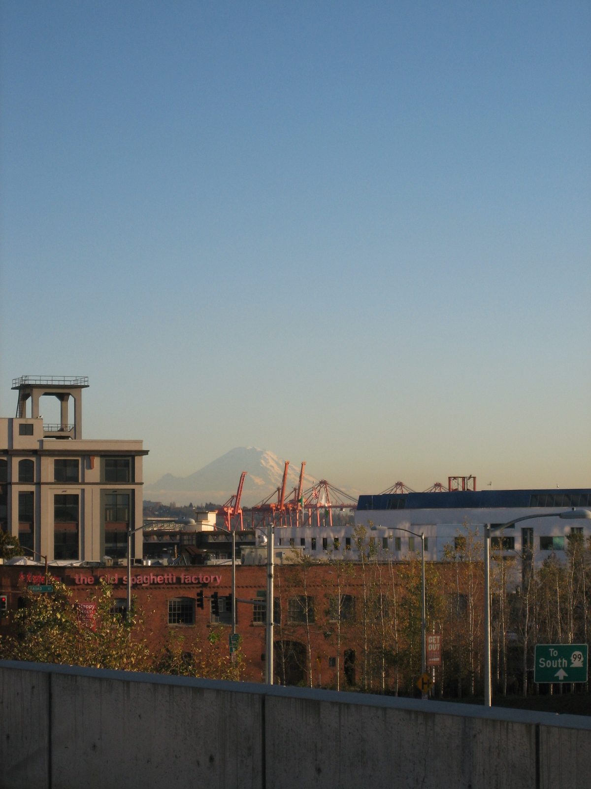 How cool is it to just have this gigantic mountain looking over the city?