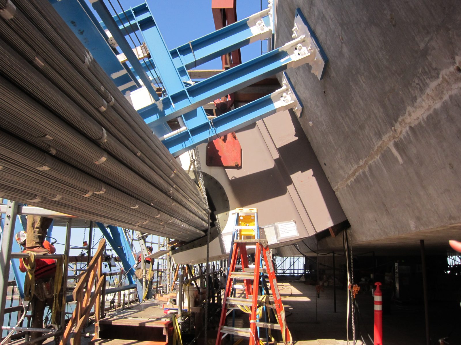 We're still under the deck at the YBI end.  This giant steel piece is able to push off against...