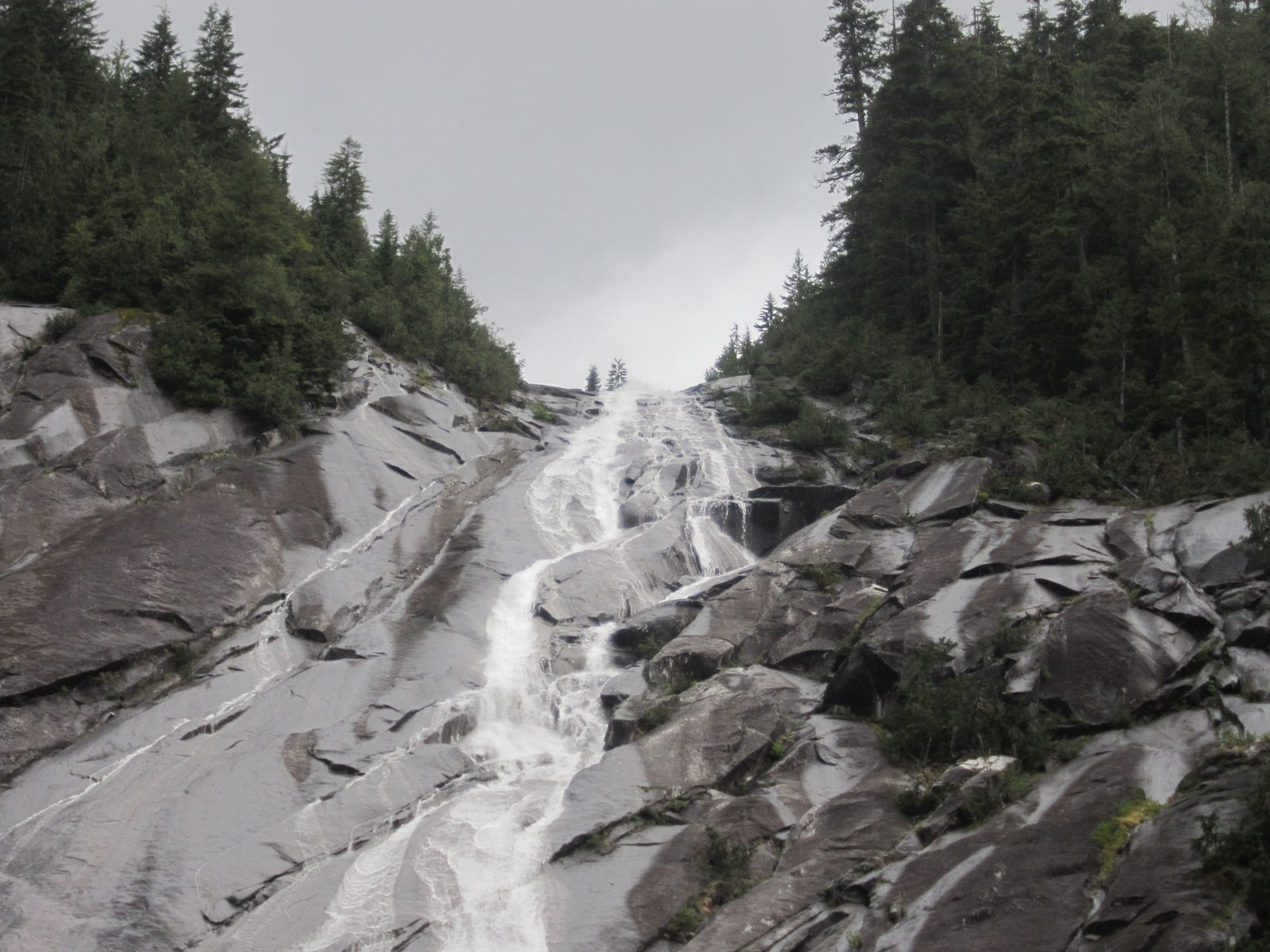 Zoomed-in view of the top of the falls.