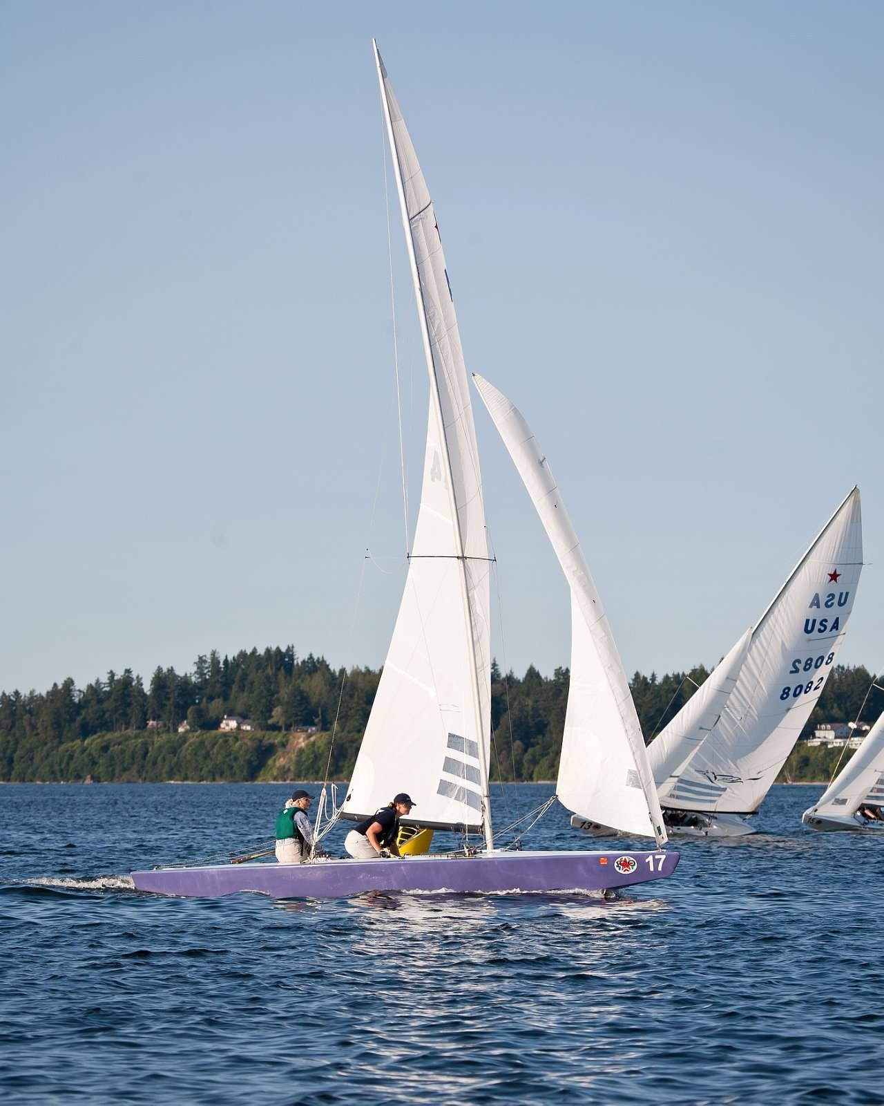 Linda and Wendy round the mark in Boat 17.