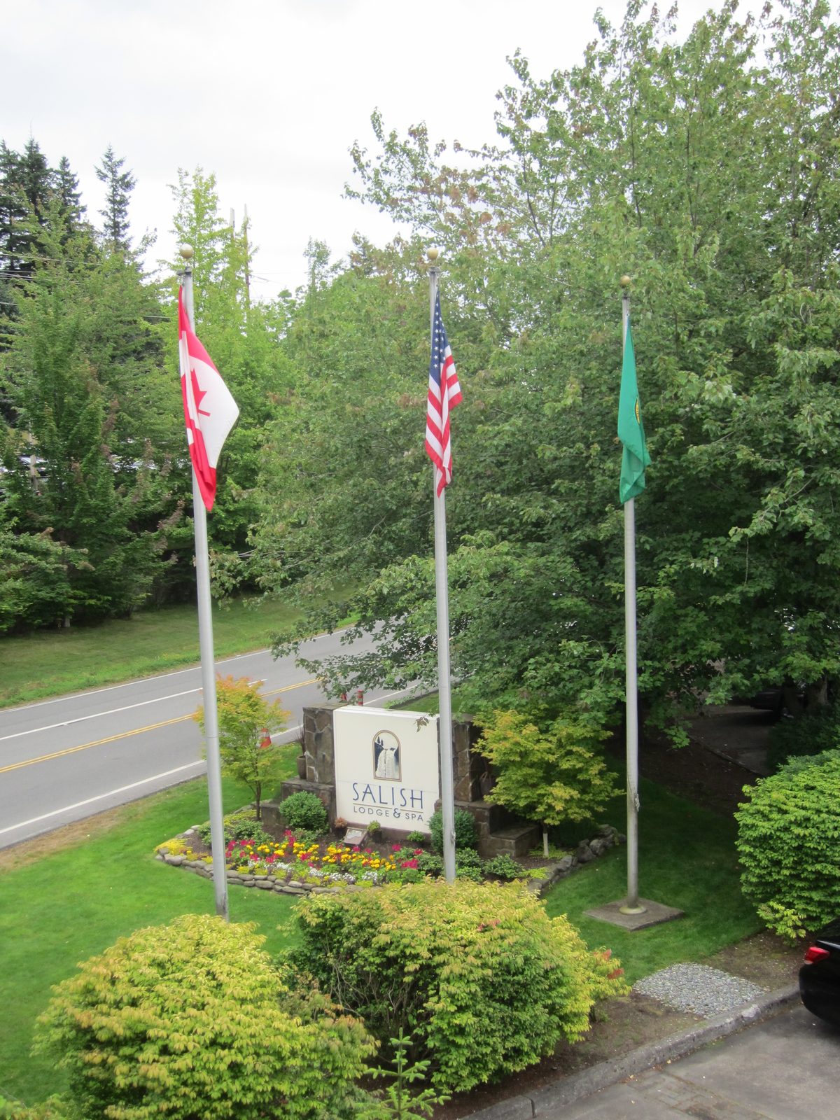Hey, a Canadian flag!  I swear, this is the first time I've seen anything that implies WA State...