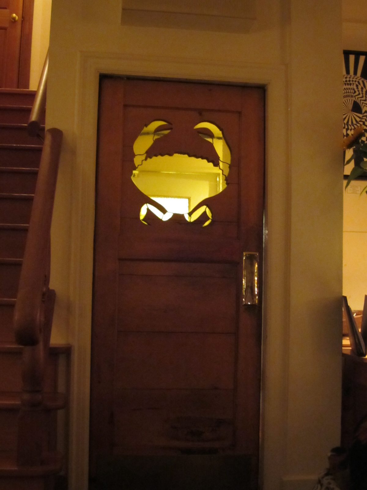 This door-art would end up taunting us, as we watched the final crab of the night be delivered...