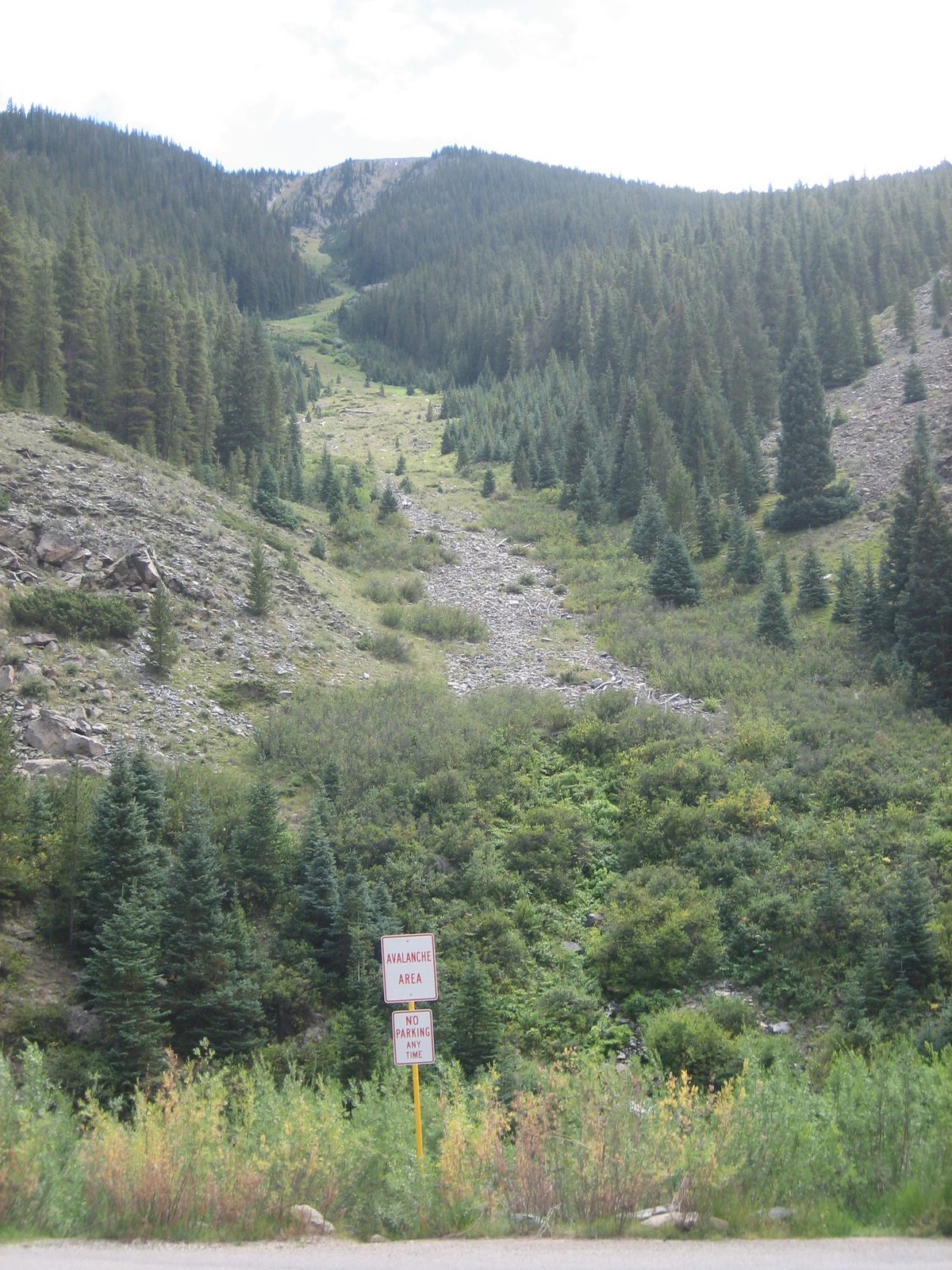 Same avalanche zone, this time with signage.