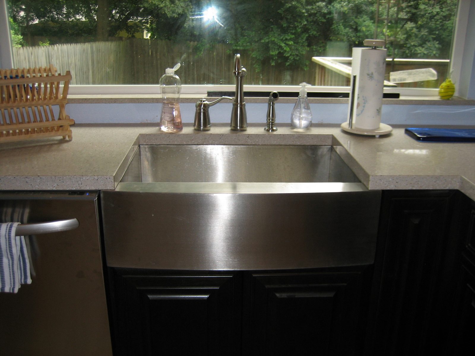 Apron farm sink and faucet