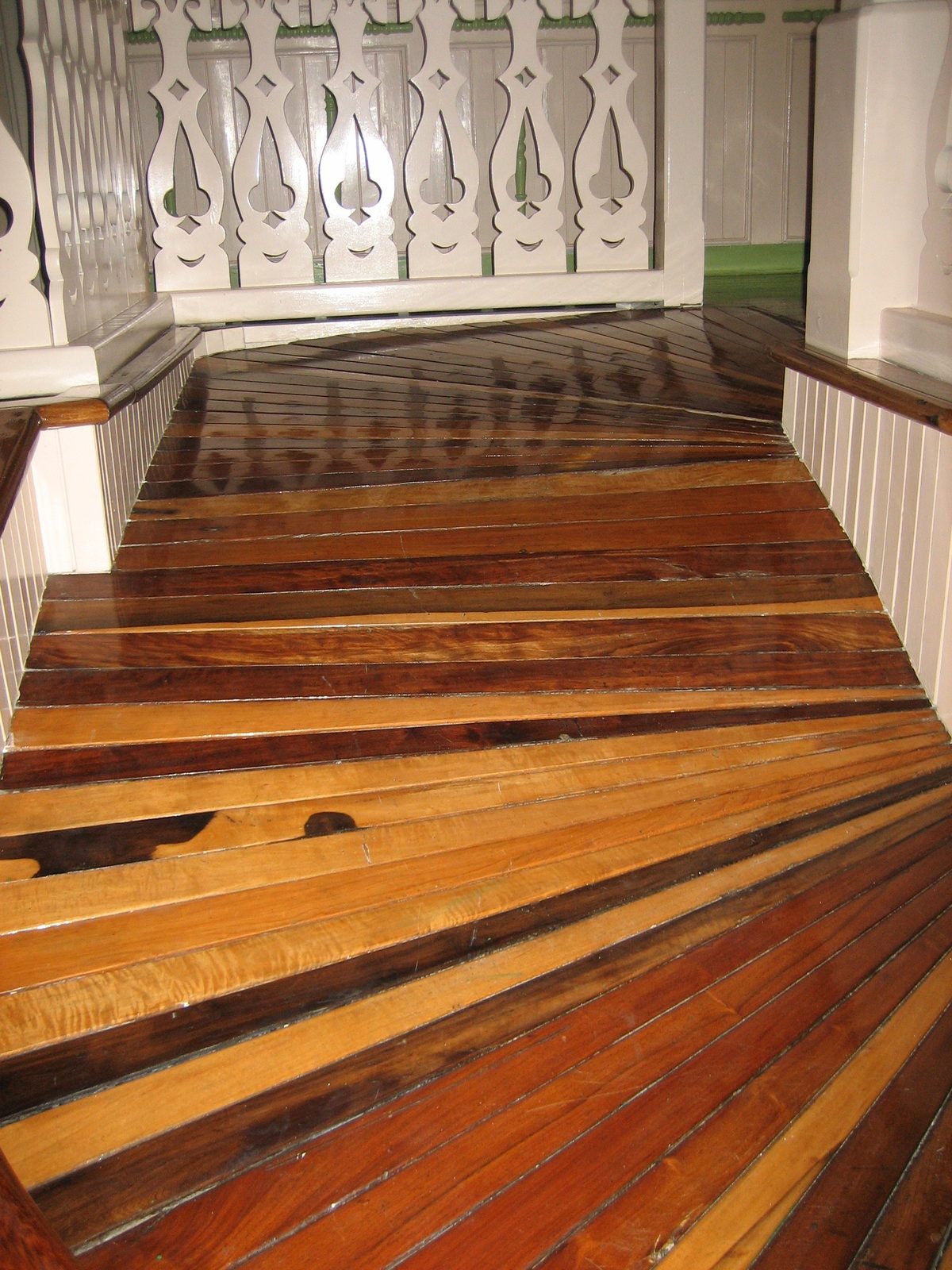 And beautiful hardwood floors!