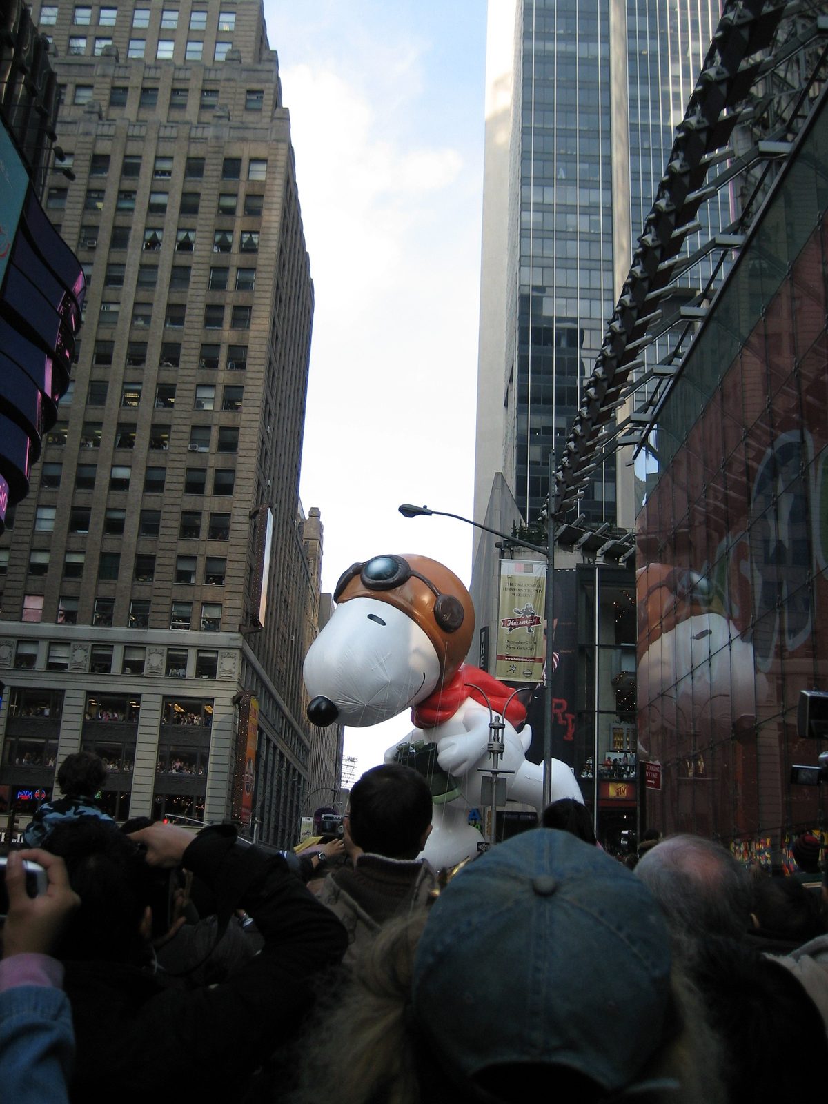 Thanksgiving Day!  We arrived at the parade (we're on 44th, I believe) just in time to see...