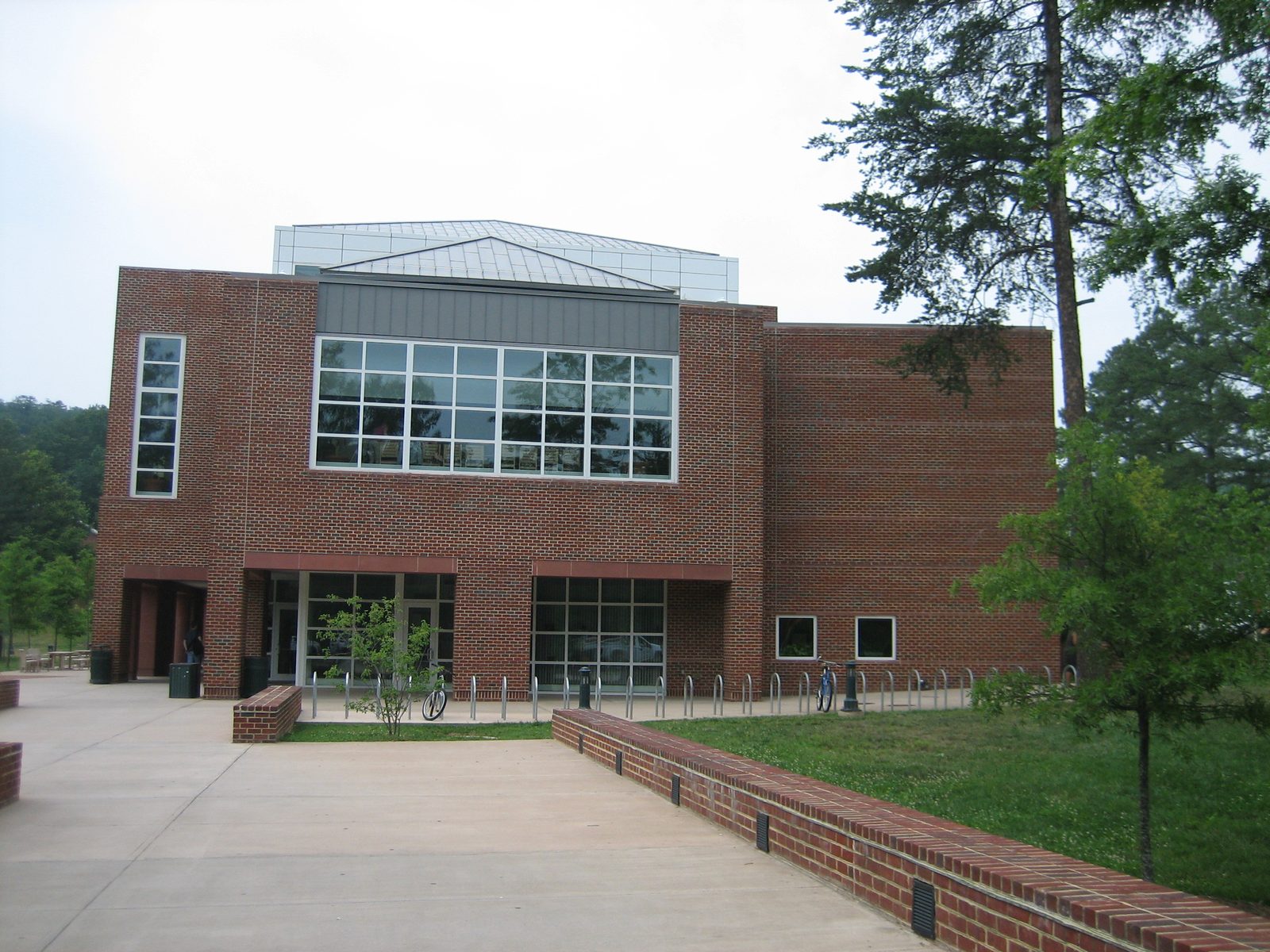 The new OHill dining hall.  Not the prettiest thing ever, but man, look at those sidewalks!