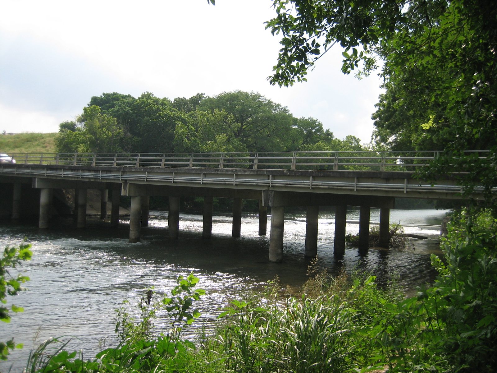 The bridge and spillway just up stream from our picnicking spot.  Later in the day, some kids...