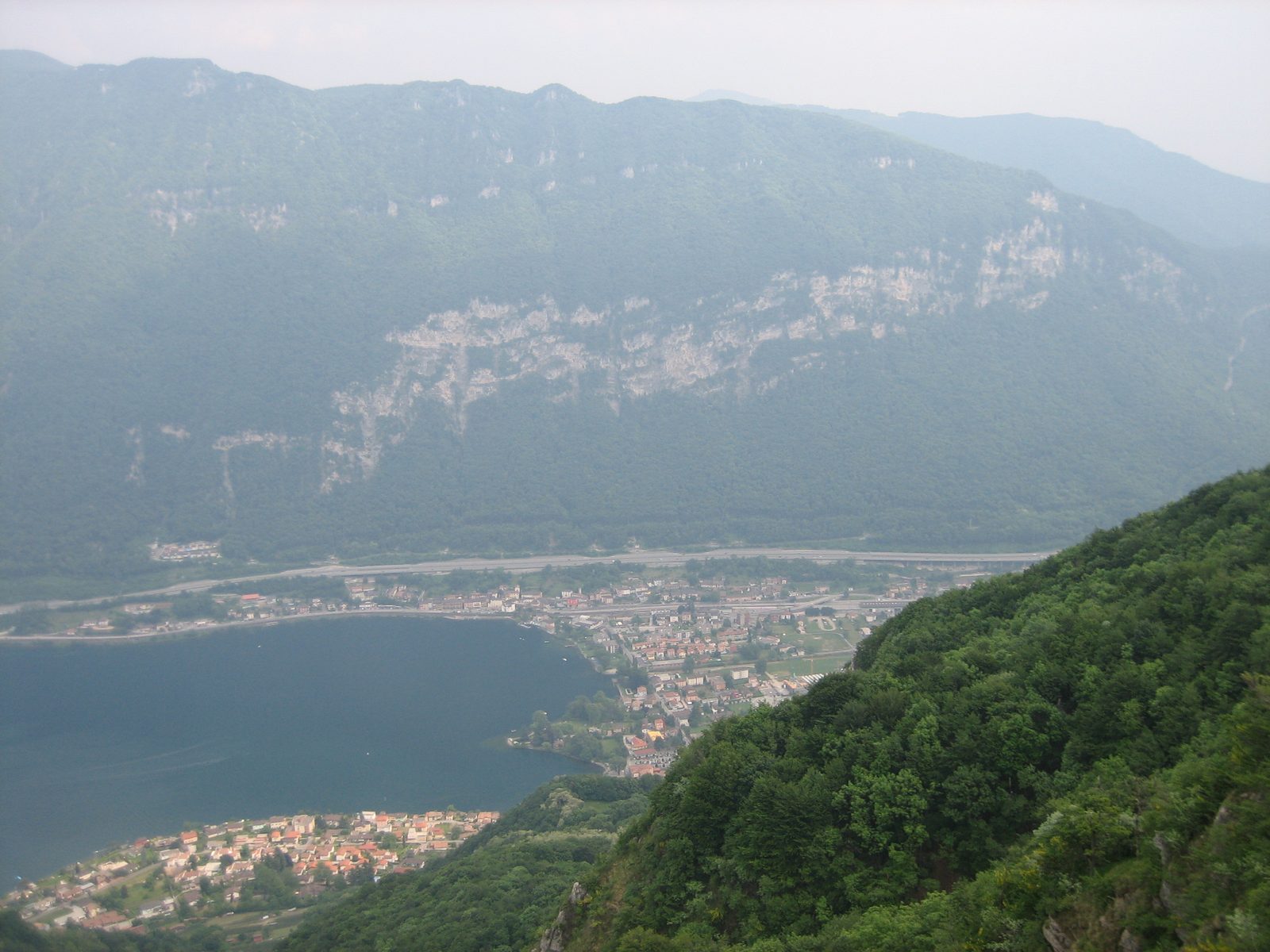 Riva and the Villa are basically in the corner of the lake you can't see because of the mountain.