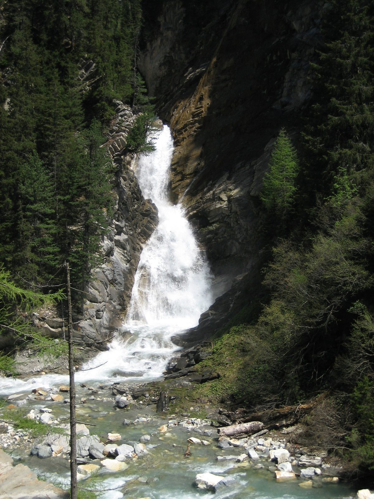 This is the waterfall that was visible in the background of some of those other pictures.