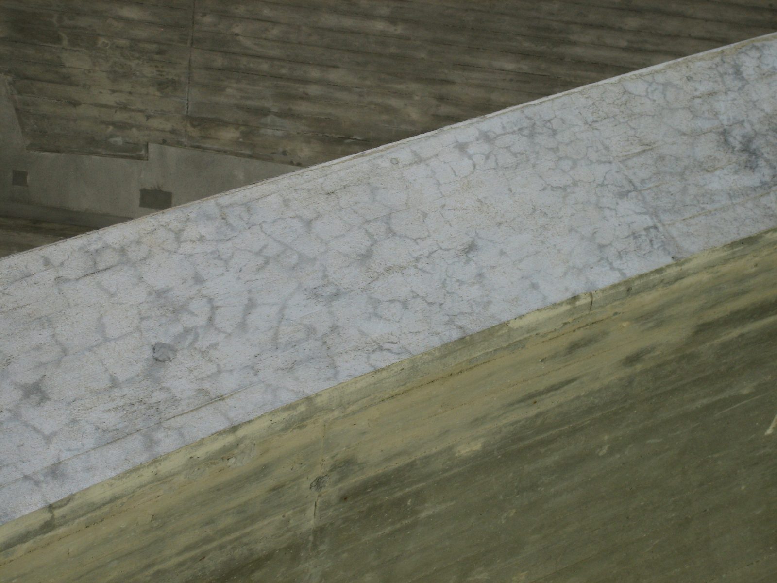 Sad evidence of possible deterioration of the concrete arch bridge into Innerferrera.
