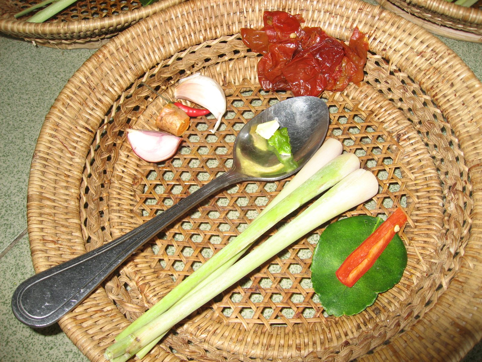 Here we have red curry ingredients.  Lemongrass root, Kaffir lime leaf (garnish), pepper slice...