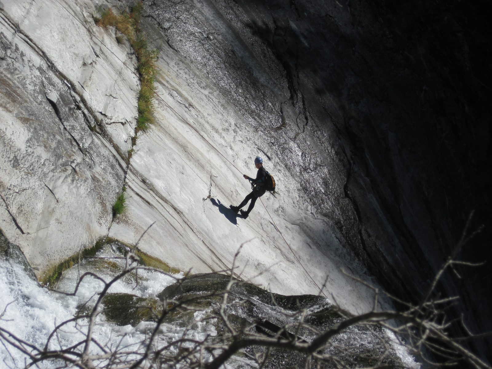 Monica on rappel.