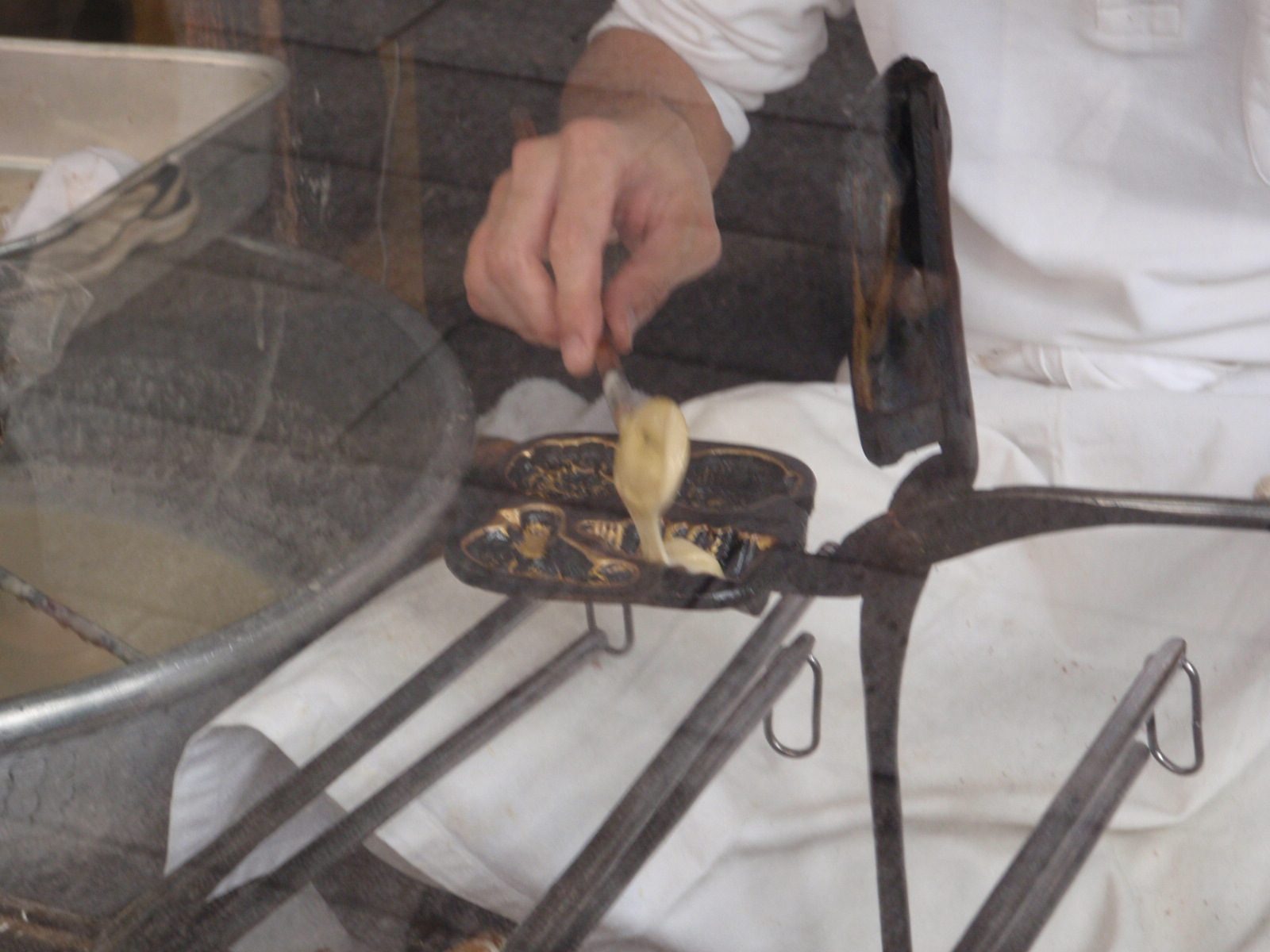 You can get them in the shape of a duck or the Asakusa Temple, among other things.