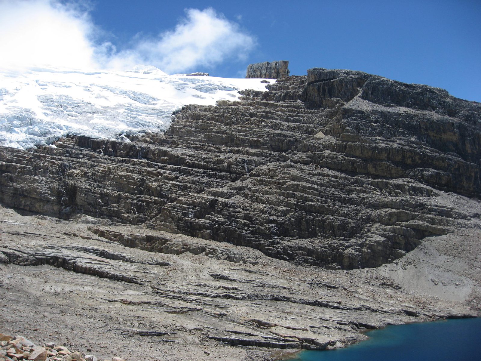 There is a prominent diagonal slash (left bottom to right top) up this cliff band that actually...