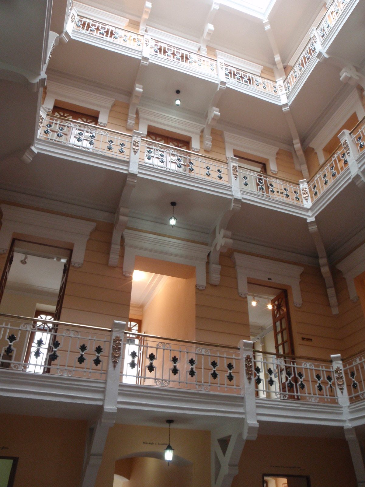 I like this tall, covered atrium style of architecture. I saw it a lot in Bogota.
