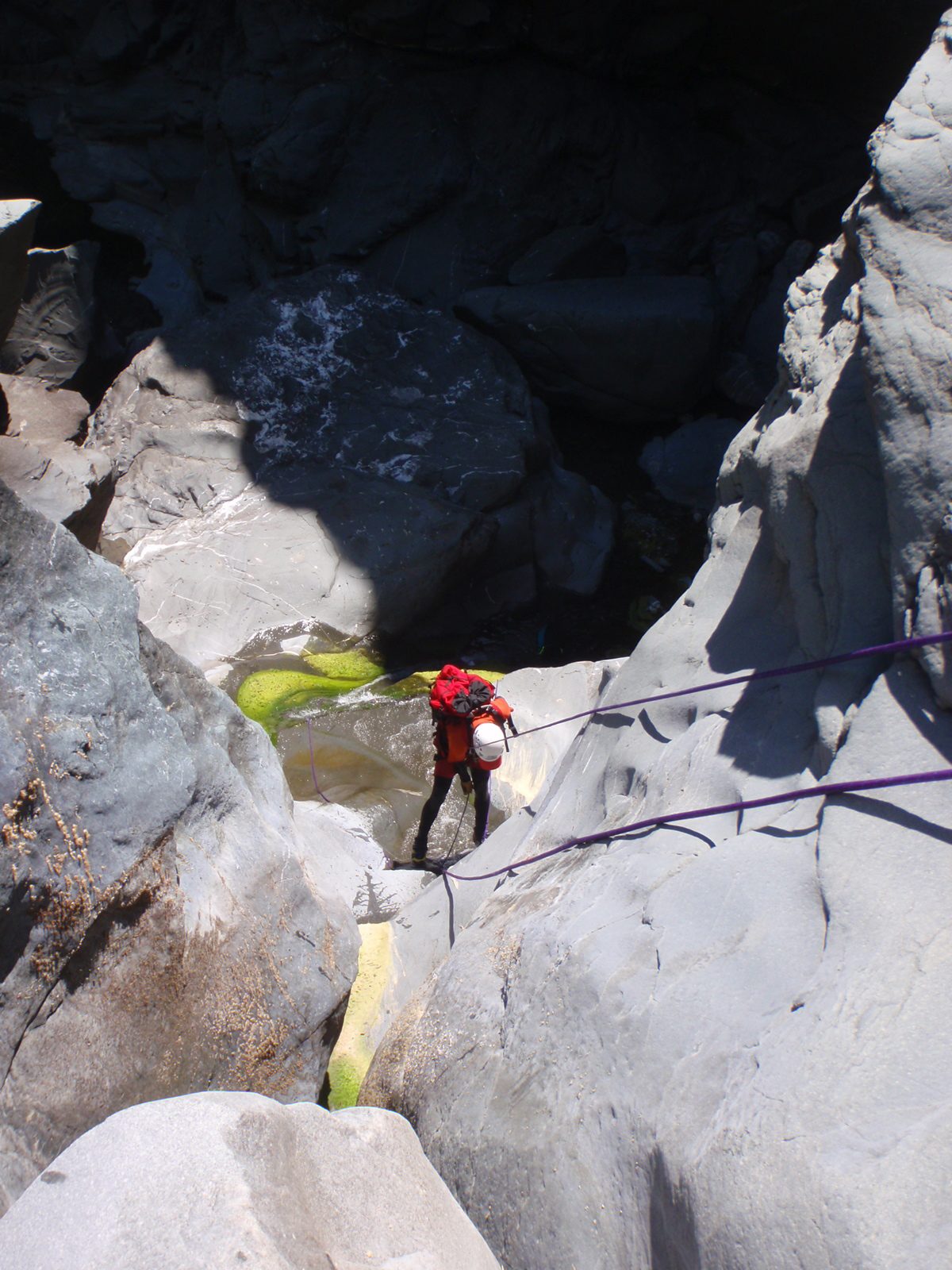 John, on rappel.