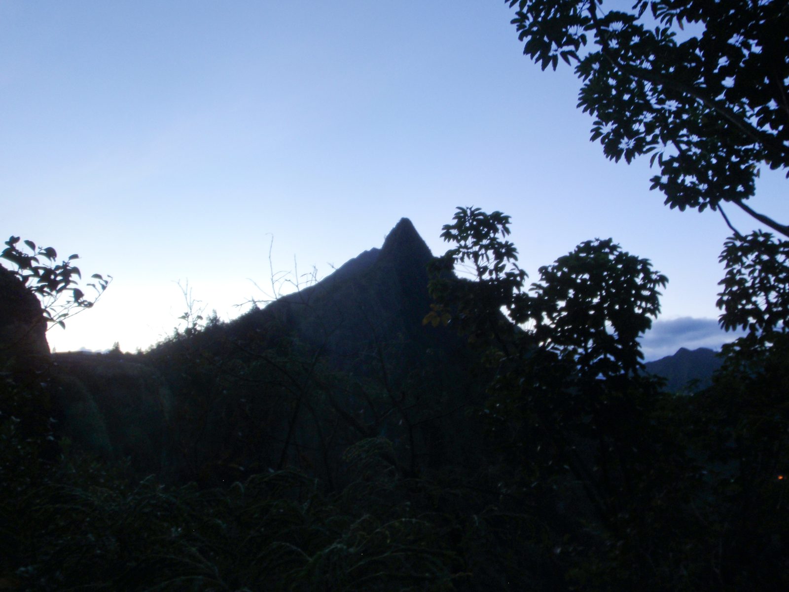 Silhouette of what I imagine has to be the highest point on Oahu.