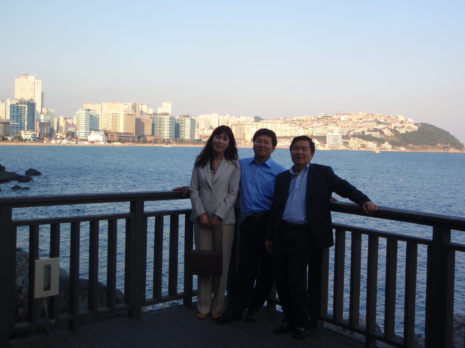 My bad camera´s attempt to photograph Ji-Young, Monica´s dad and Ajashi.