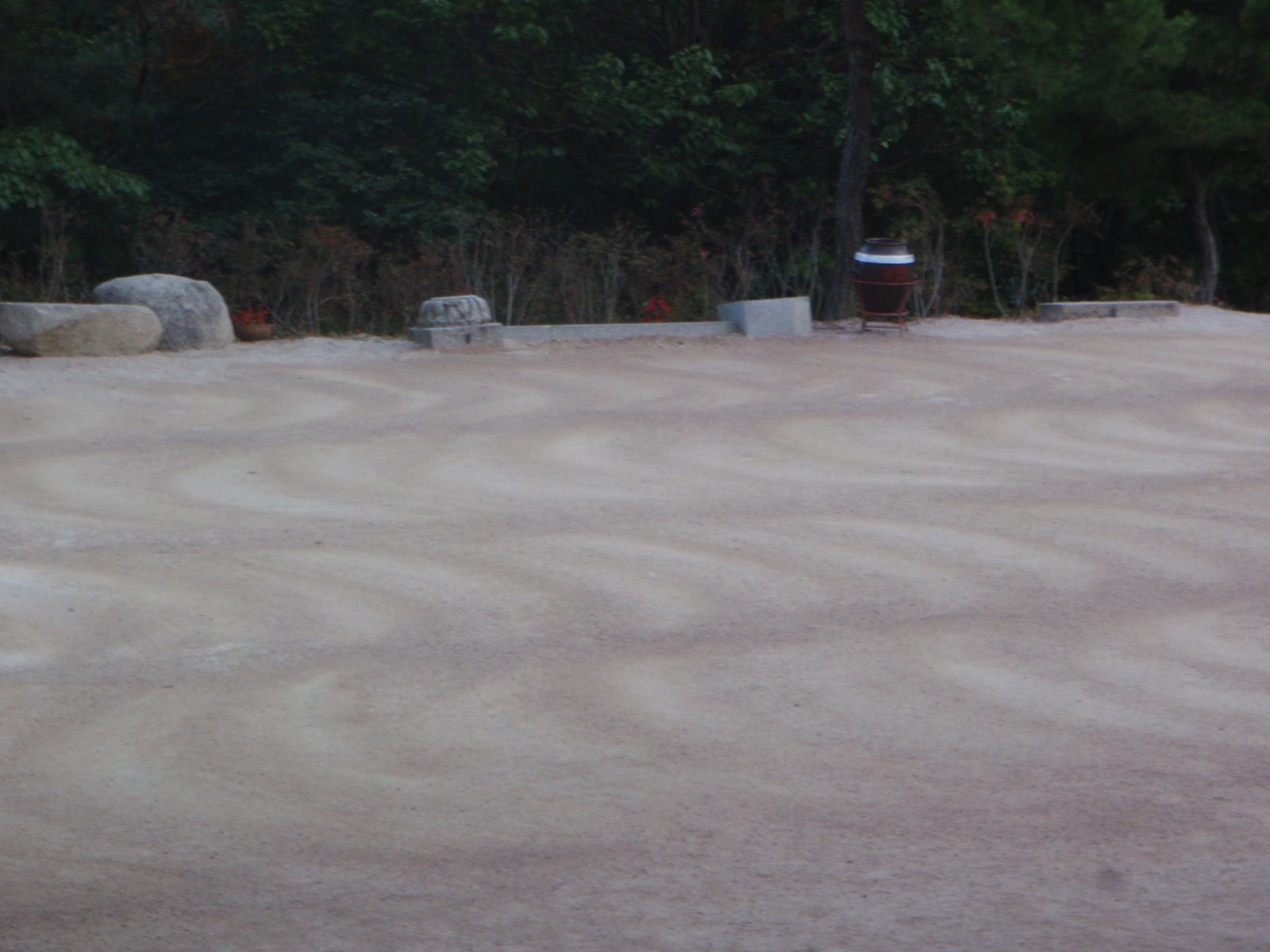 The sand walkways and squares were very carefully brushed and kept neat.