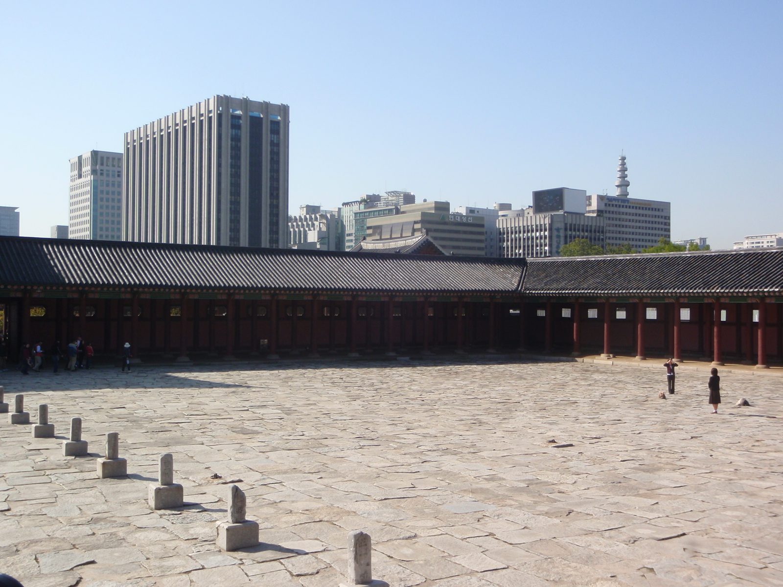 A contrast between the 14th century Palace and modern Seoul.
