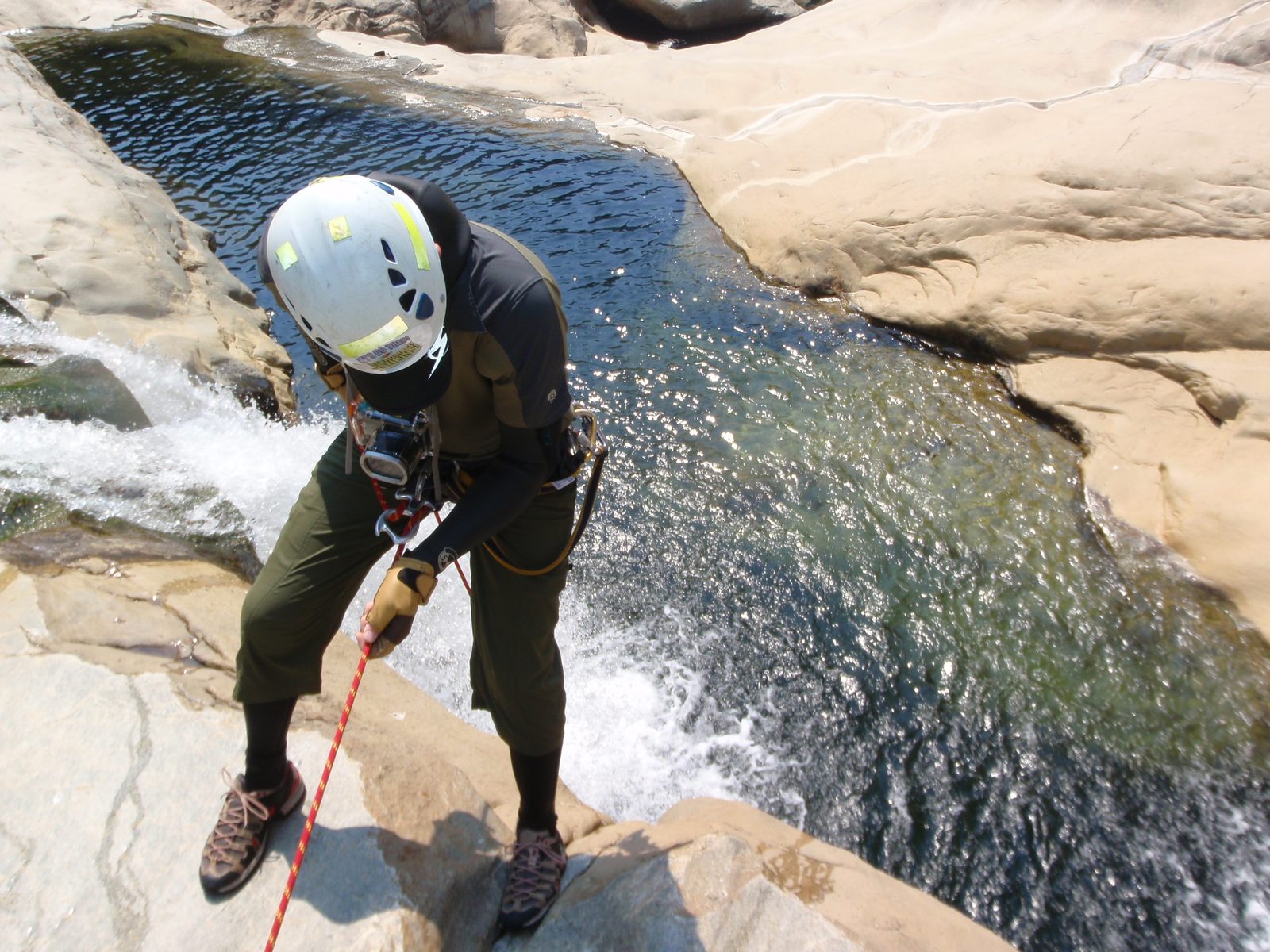 Andy on rappel.