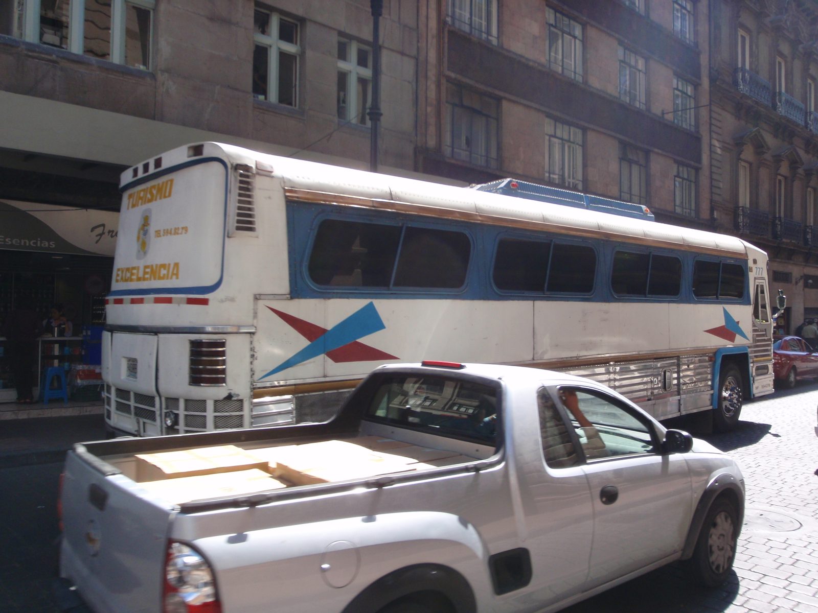 Cool retro bus.