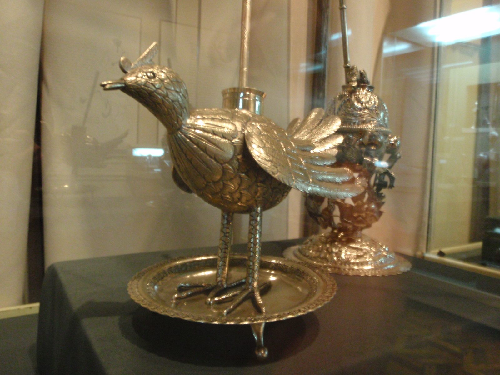 A calabaza for drinking mate tea made to look like a bird.