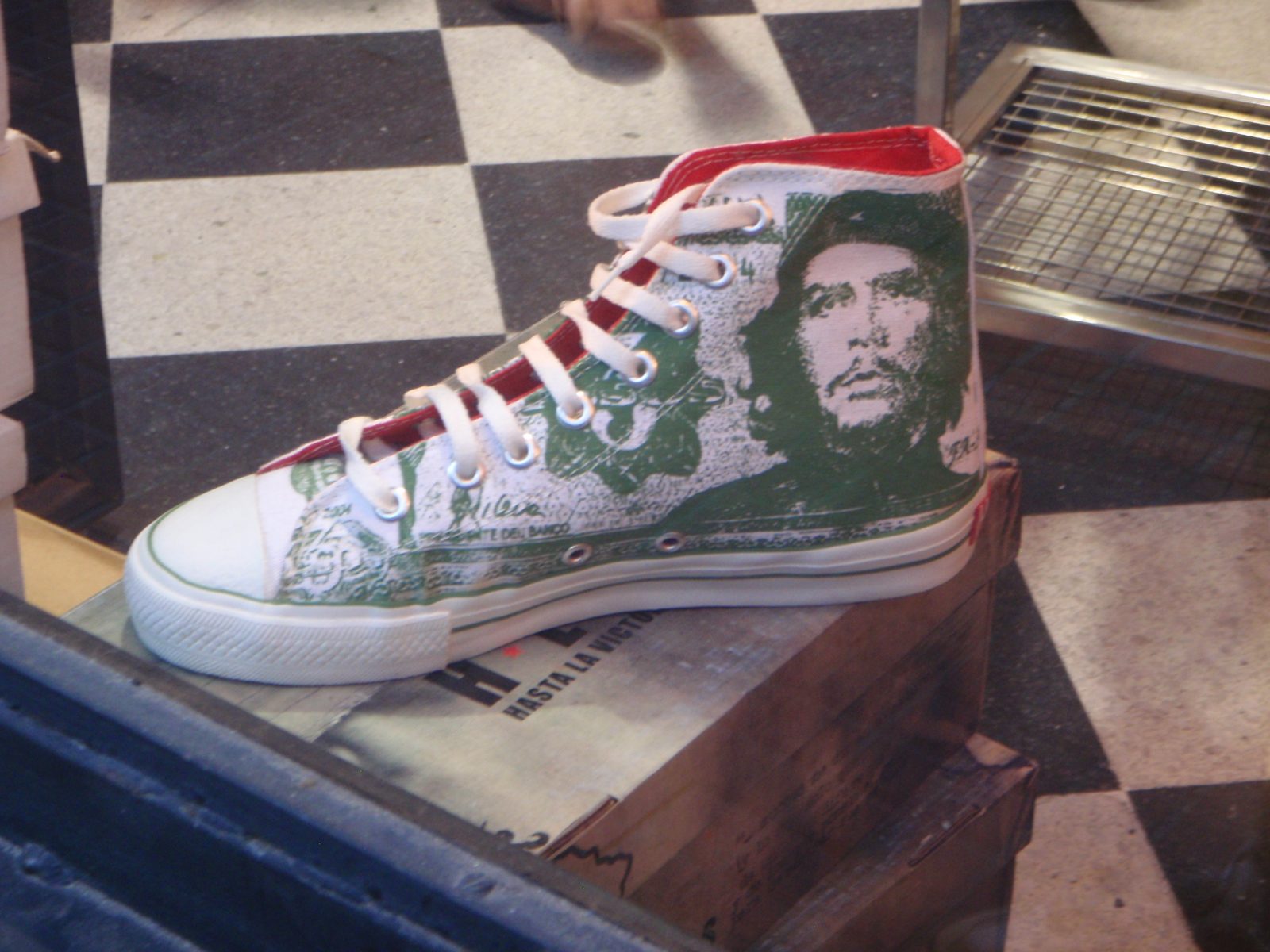 Che Guevara chucks.  Nice.