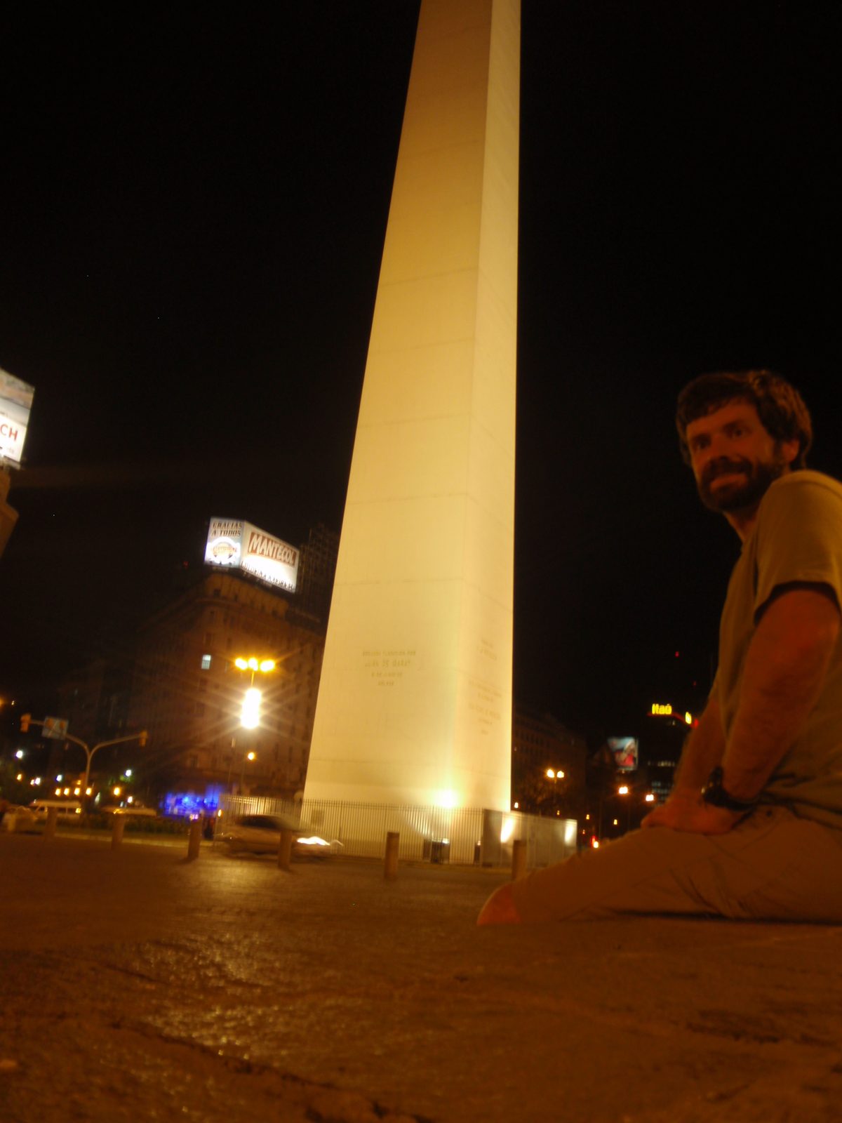 Hanging out near the Obelisco on Avendida 26 de Mayo, the street that occupies an entire city...
