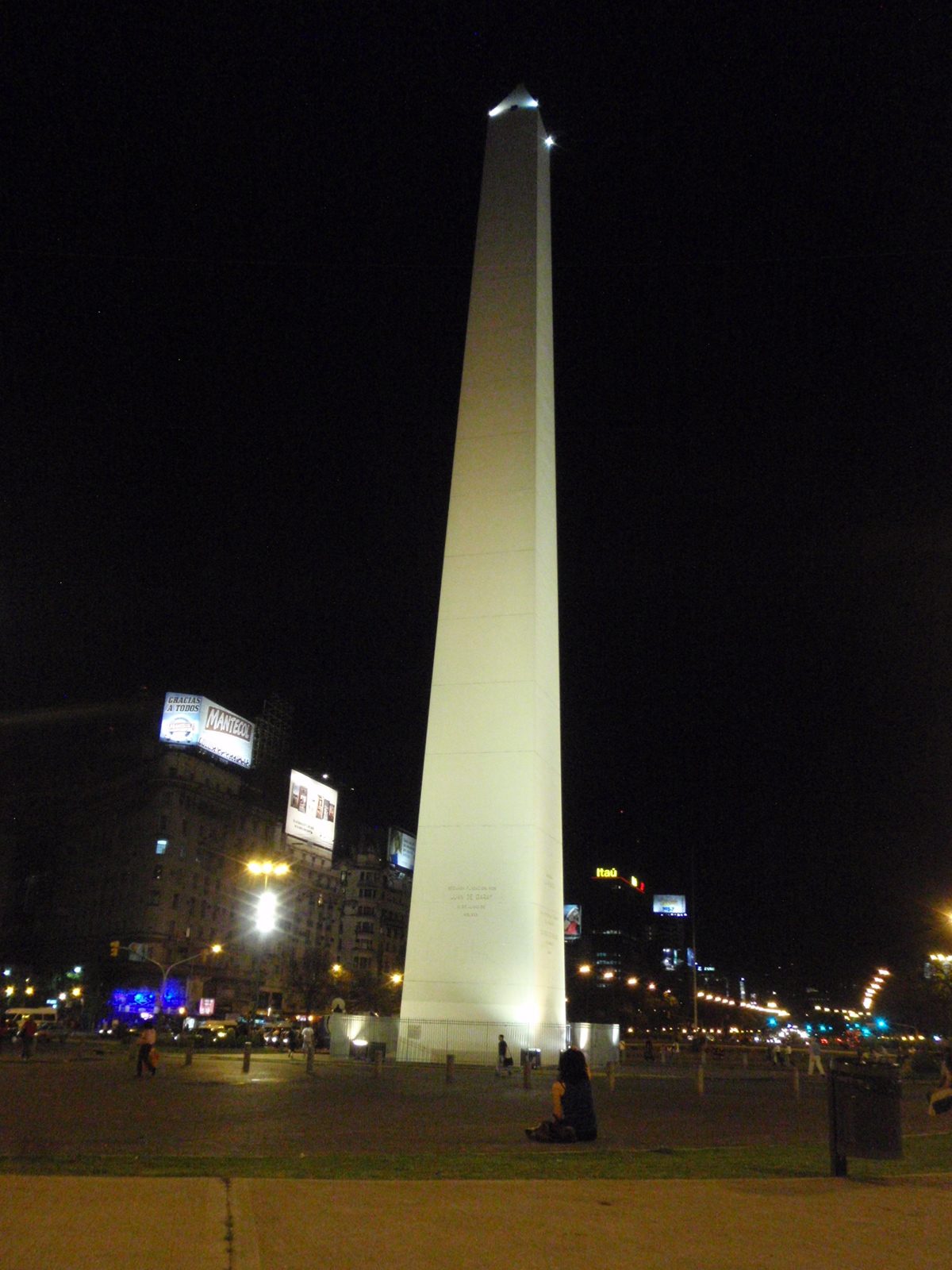 The obelisco at night.