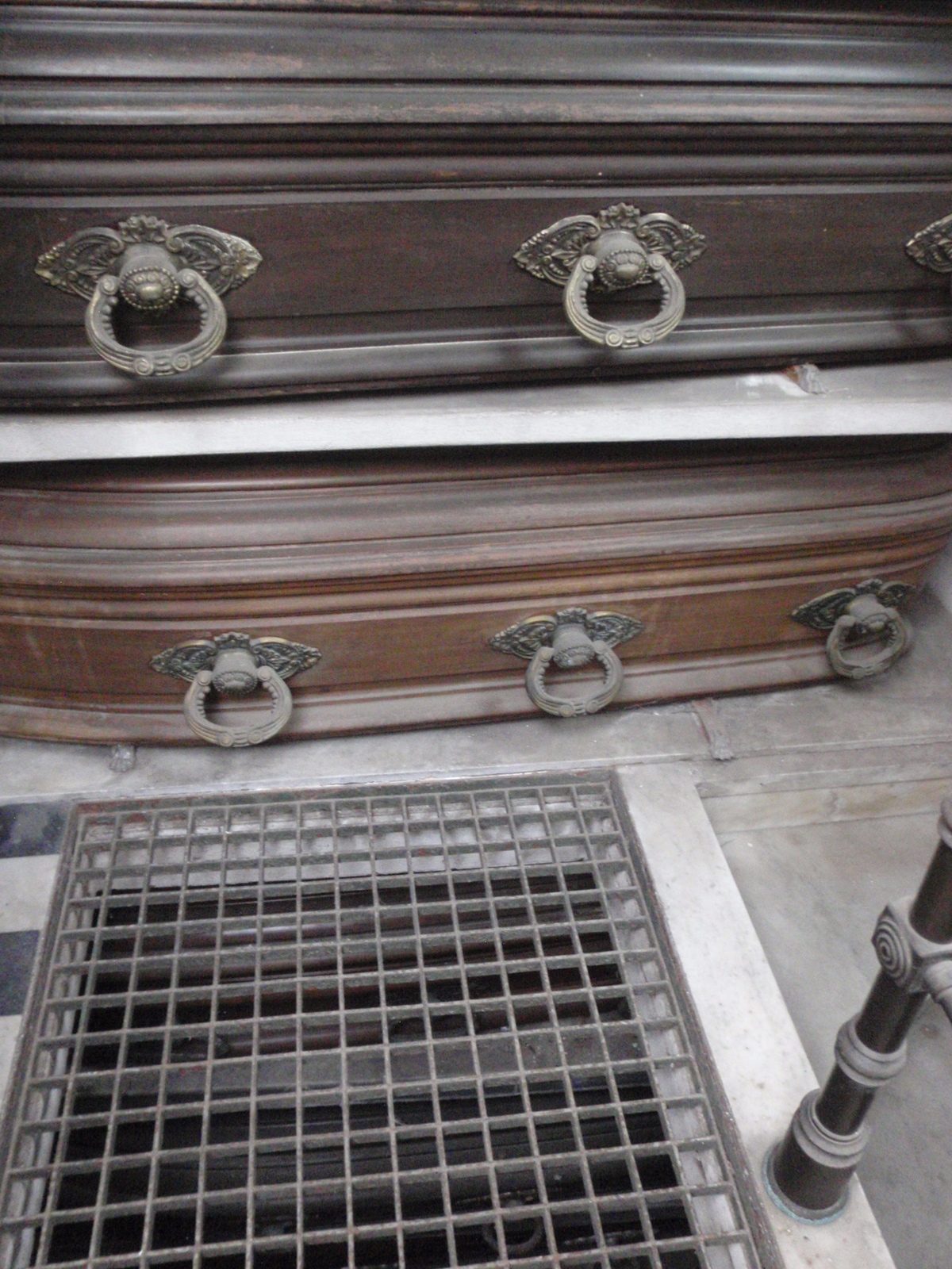 Yep, there are dead people inside those.  Way creepier are the ones below the grate on the floor.