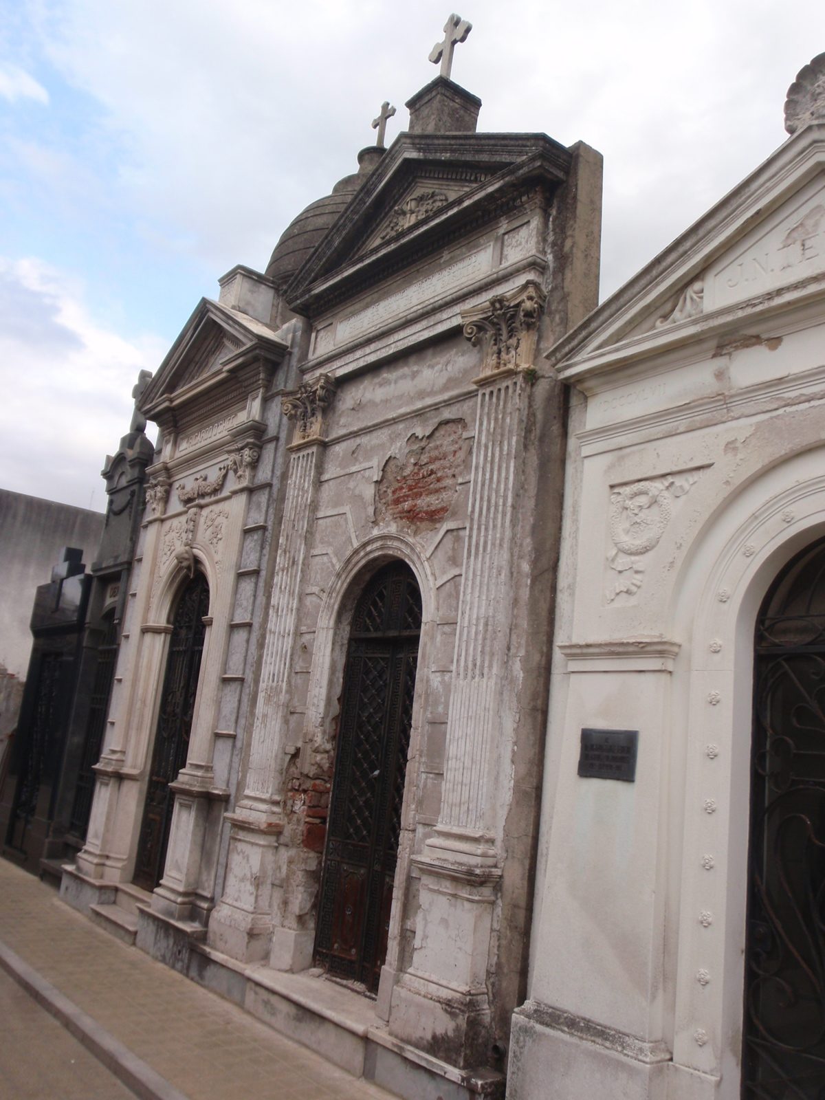 A lot of the mausoleums were just fasçades with nothing backing them up.