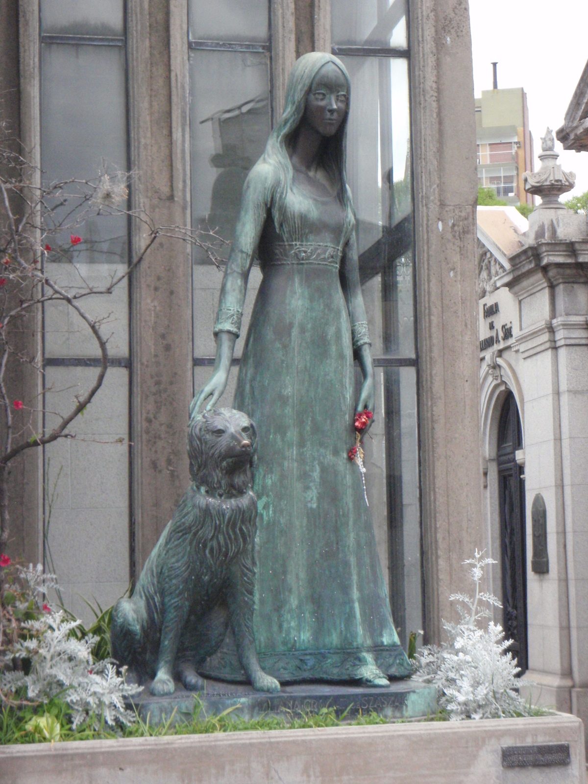 Very Tim Burton-esque statue.