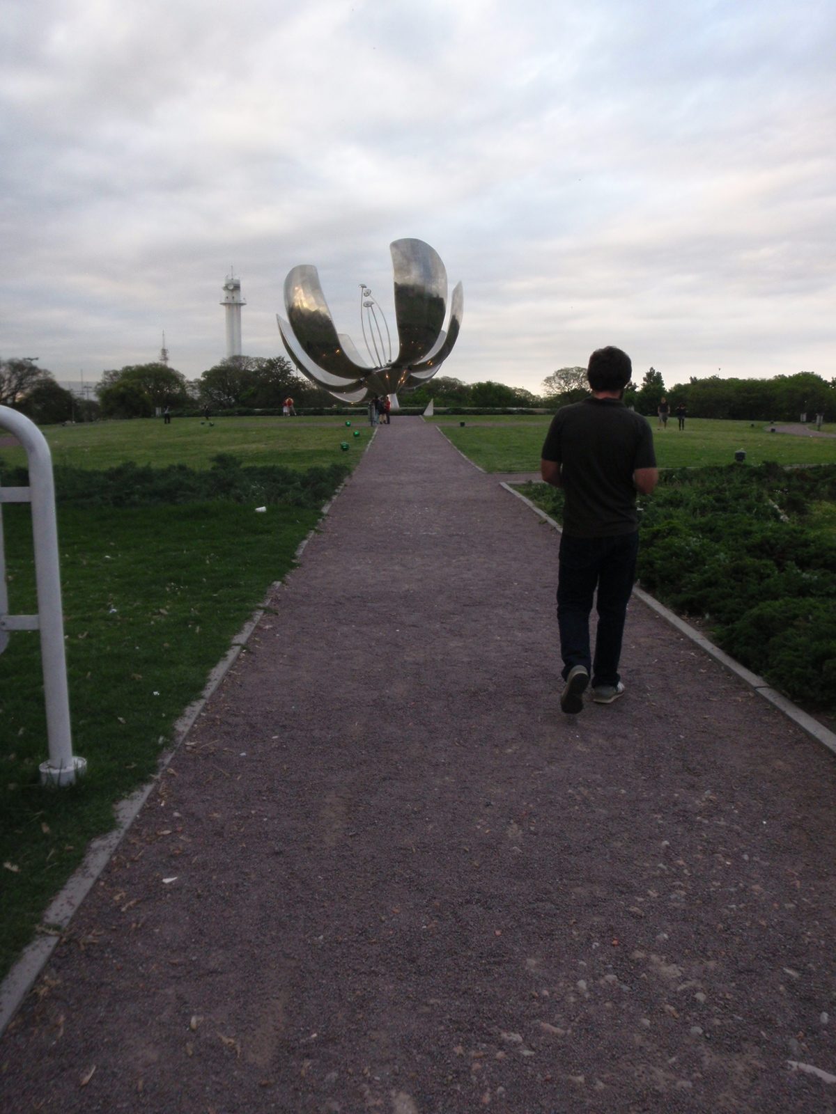 Next we passed by this enormous sculpture called Floralis Genérica by Argentinian architect...