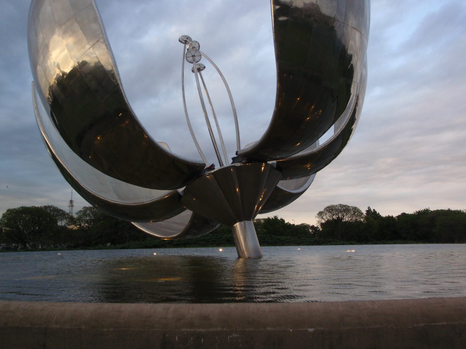 Floralis Genérica as we start to lose sunlight.  Apparently it opens and closes every night at...
