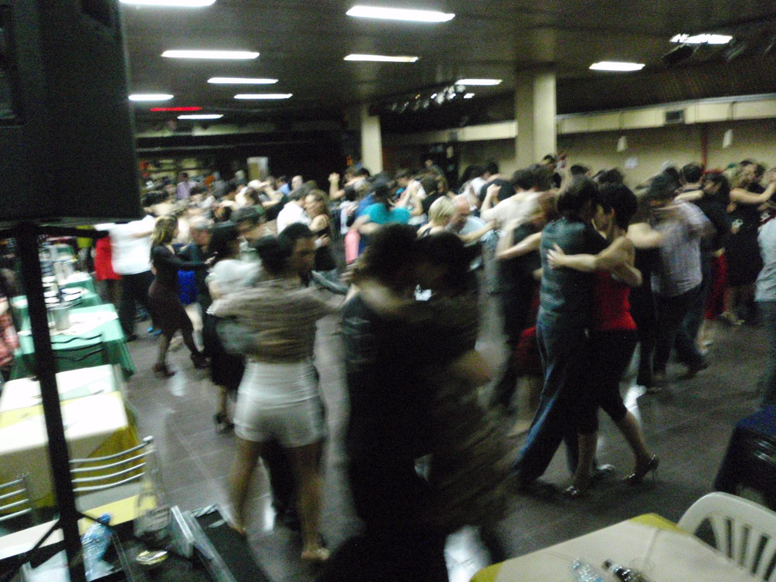 Even turning on the fluorescent lights didn't help to drive porteños off the dance floor.