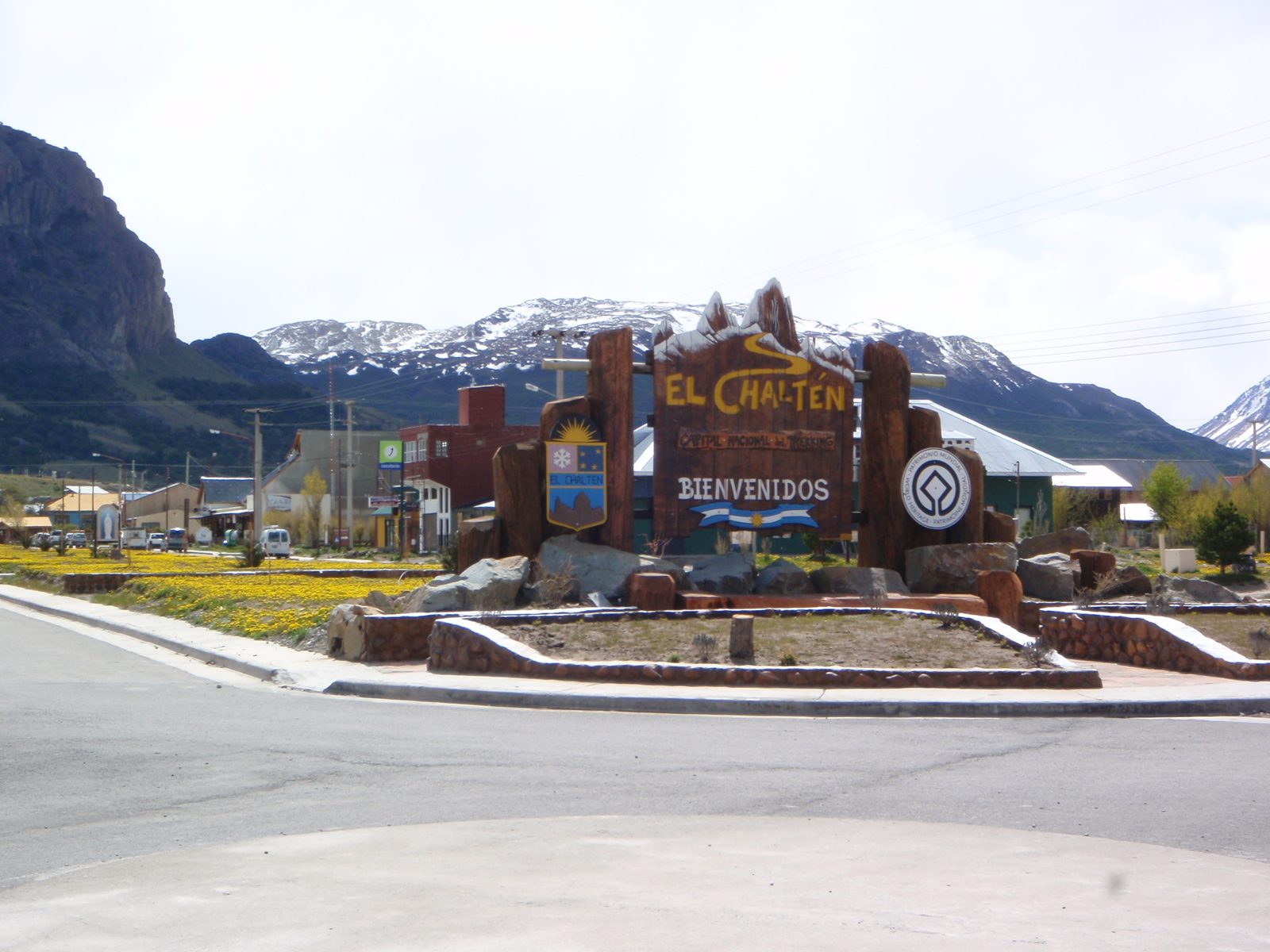 Sign at the entrance to town. "Capital Nacional de trekking"