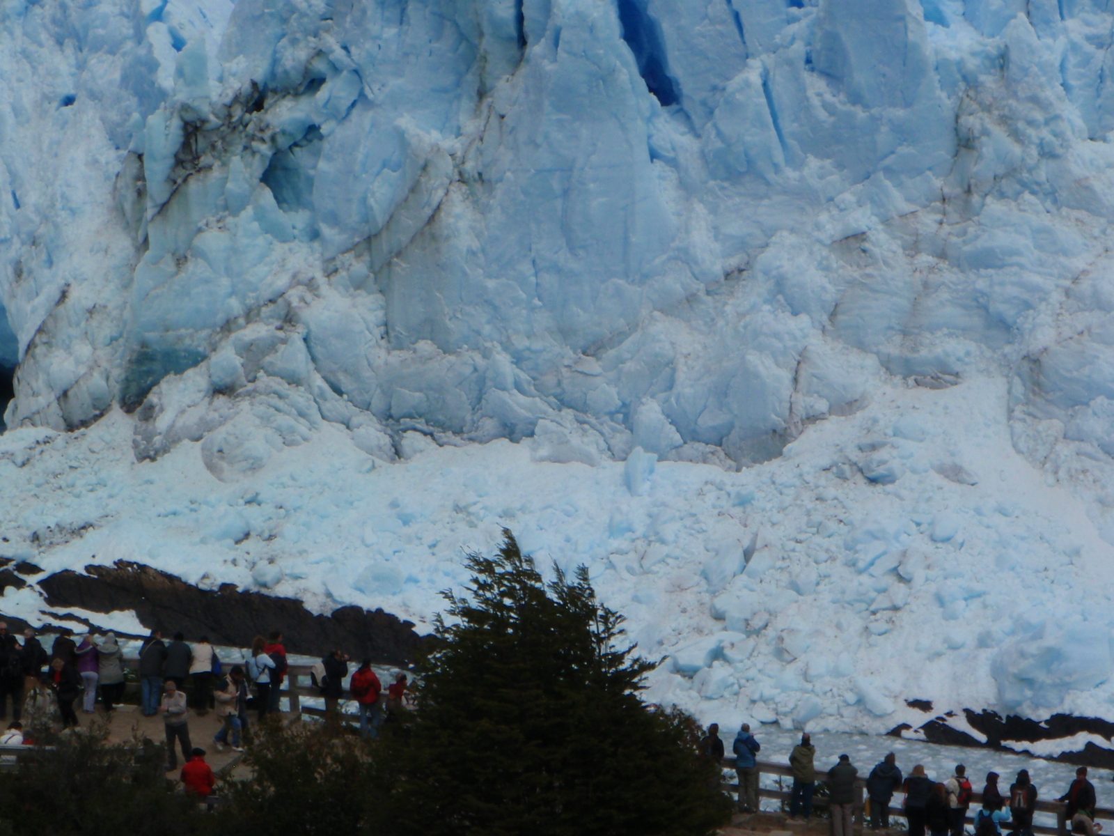 The scale of this thing is hard to capture in pictures.  Those people at the bottom are still at...