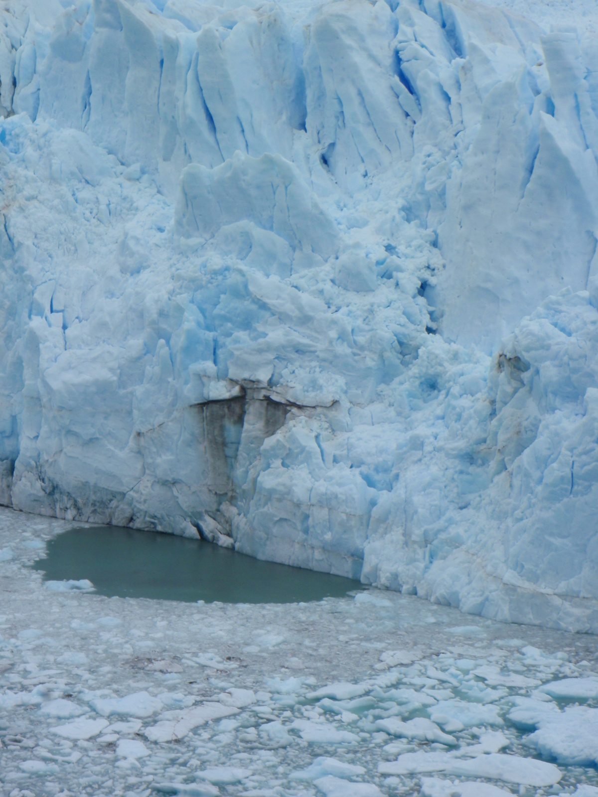 The semi-circular patch grew as the waves pushed icebergs out of the way.