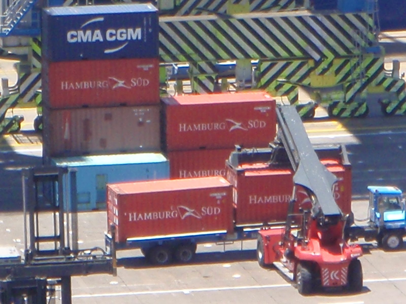 Truck that can load containers onto other trucks.