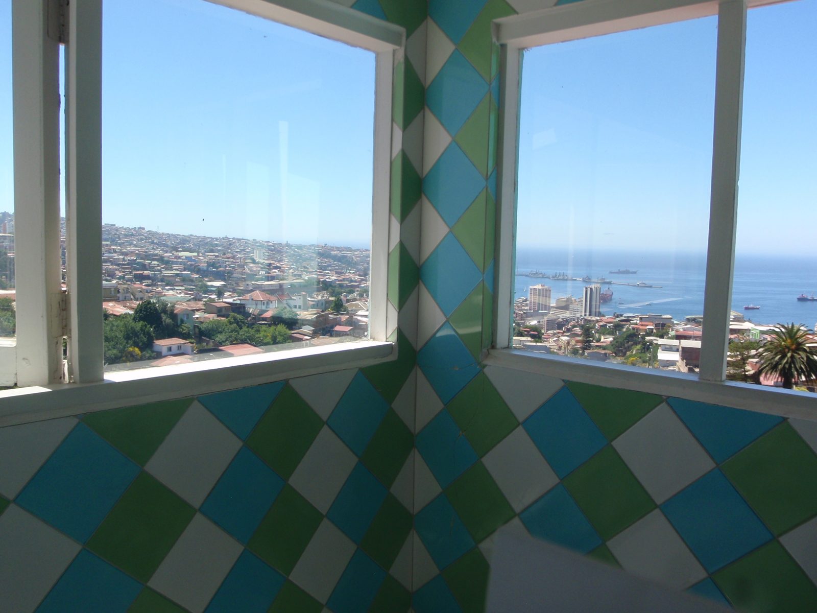 Pablo's bathroom. I bent the rules here to show the tiling job. Apparently when he built his...