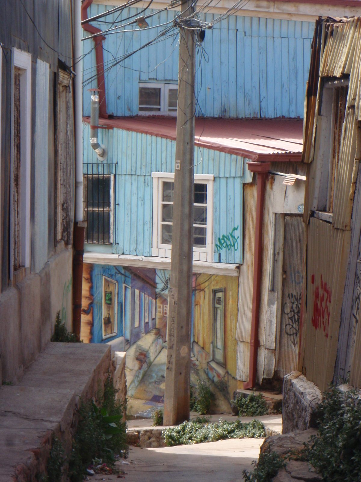 Alleyway with trompe l'oeil mural. 