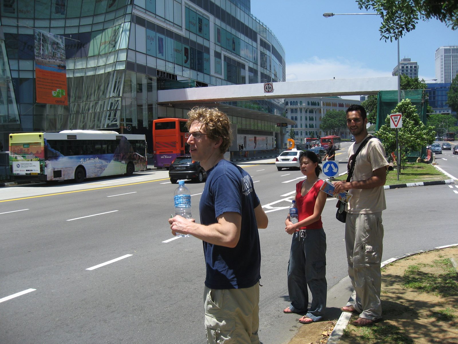 I forgot how hot it was in Singapore, just a few days after the equinox, keeping in mind...