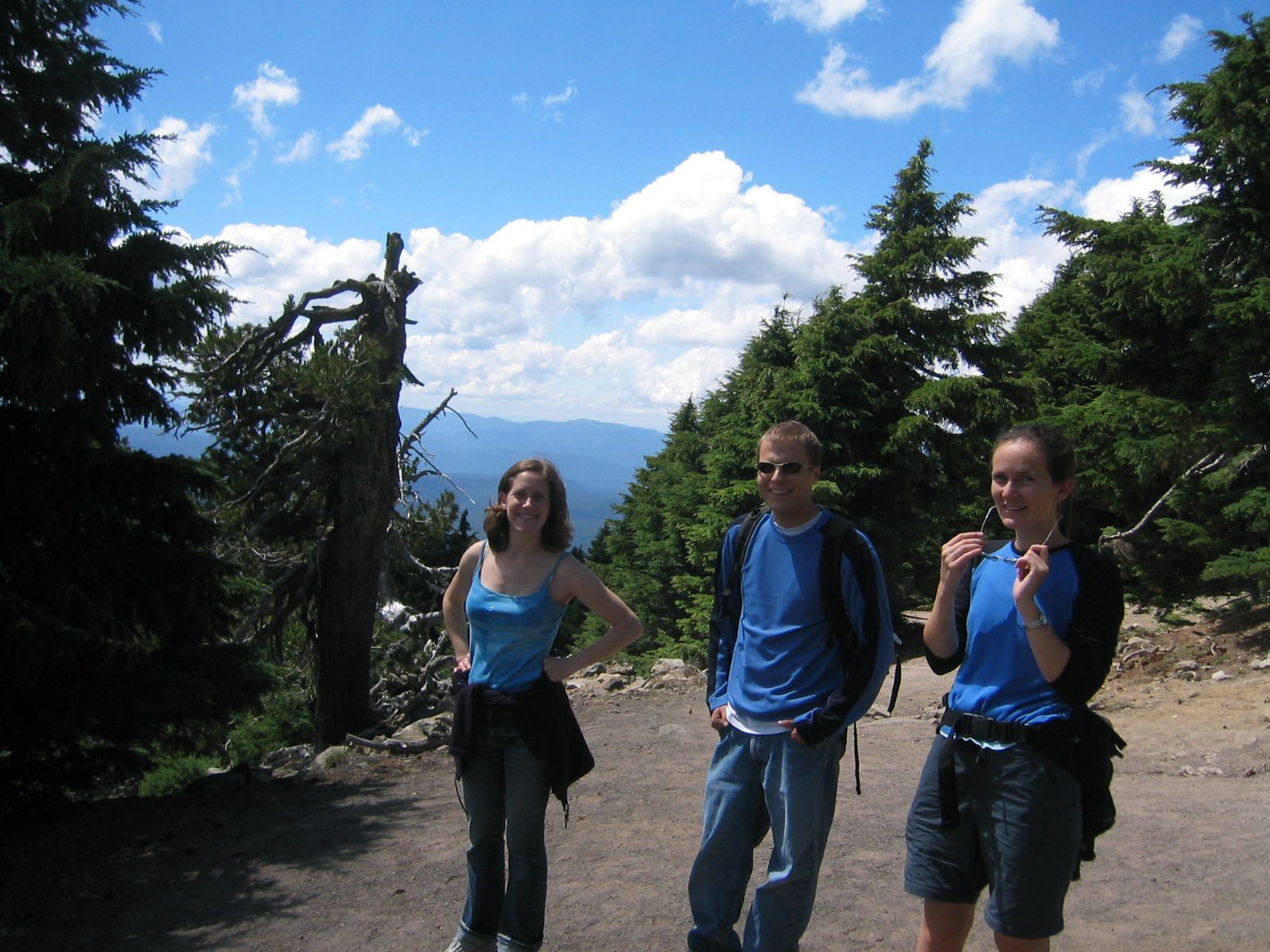 Alison, John and Rachel hiking to a forest ranger station overlook at Crater Lake.