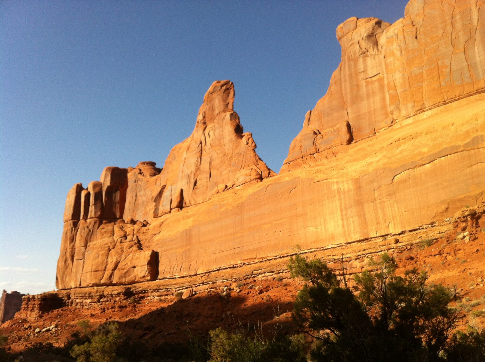 Impressive fin of Dewey Bridge (I think) sandstone layer.