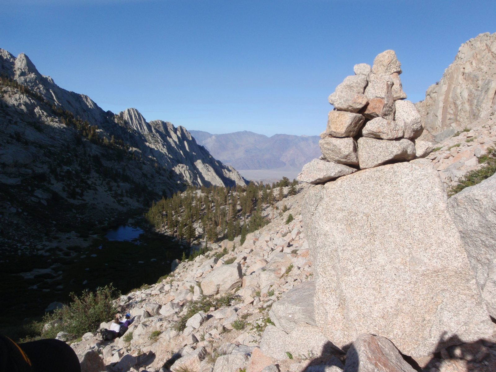 A big cairn, set on a boulder between Lower Boyscout and Upper Boyscout Lakes.